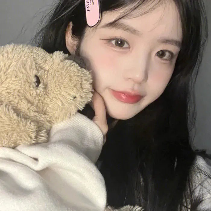 泳池里的女人
